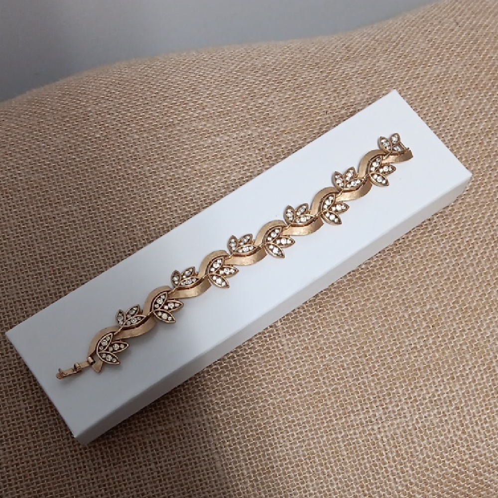 Trifari Vintage Elegant Gold Leaf Rhinestone Leaf  Bracelet